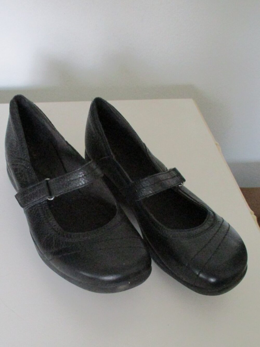 Clarks Collection Womens Black Leather Mary Jane Flat Loafer Shoe - Size 9.5W
